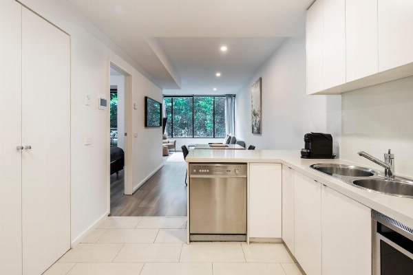 Waterfront Melbourne Apartments image 3