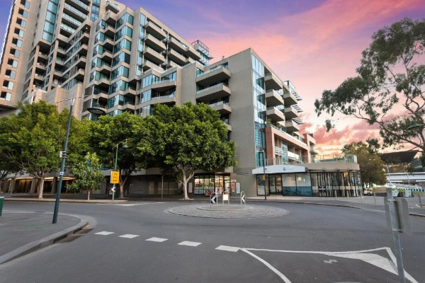 Waterfront Melbourne Apartments image 9